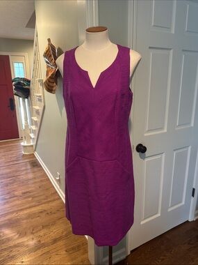 EUC Loft Sz 10 Sleeveless Purple Fuchsia Shift Dress V-Notch Neckline Pockets